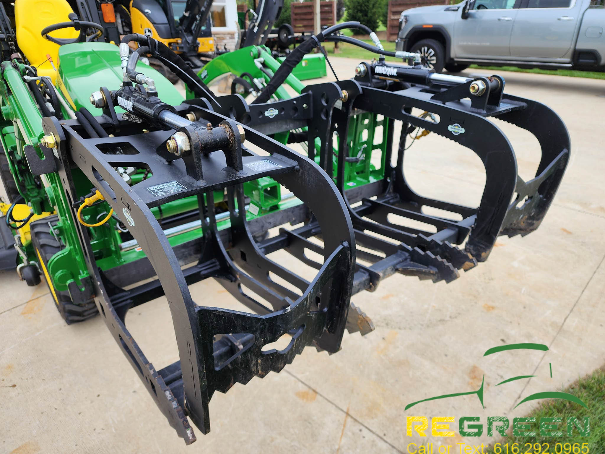 2019 John Deere 2025R Sub Compact Tractor & Attachments Package - Image 9